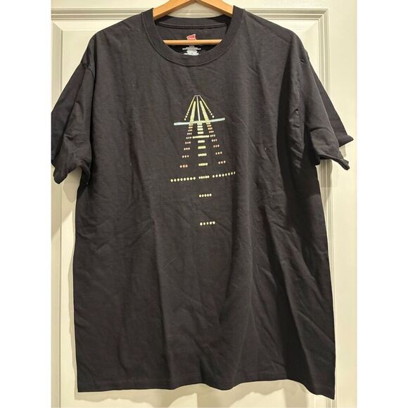 Aviation Runway Christmas Tree T-shirt size Large - Picture 1 of 2